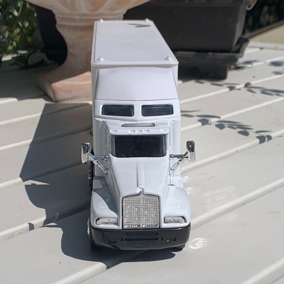4pc Collectible Semi-Trucks - Picture 9 of 15